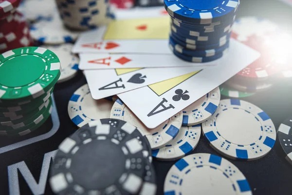AduQ card game table interface on auroratoto1